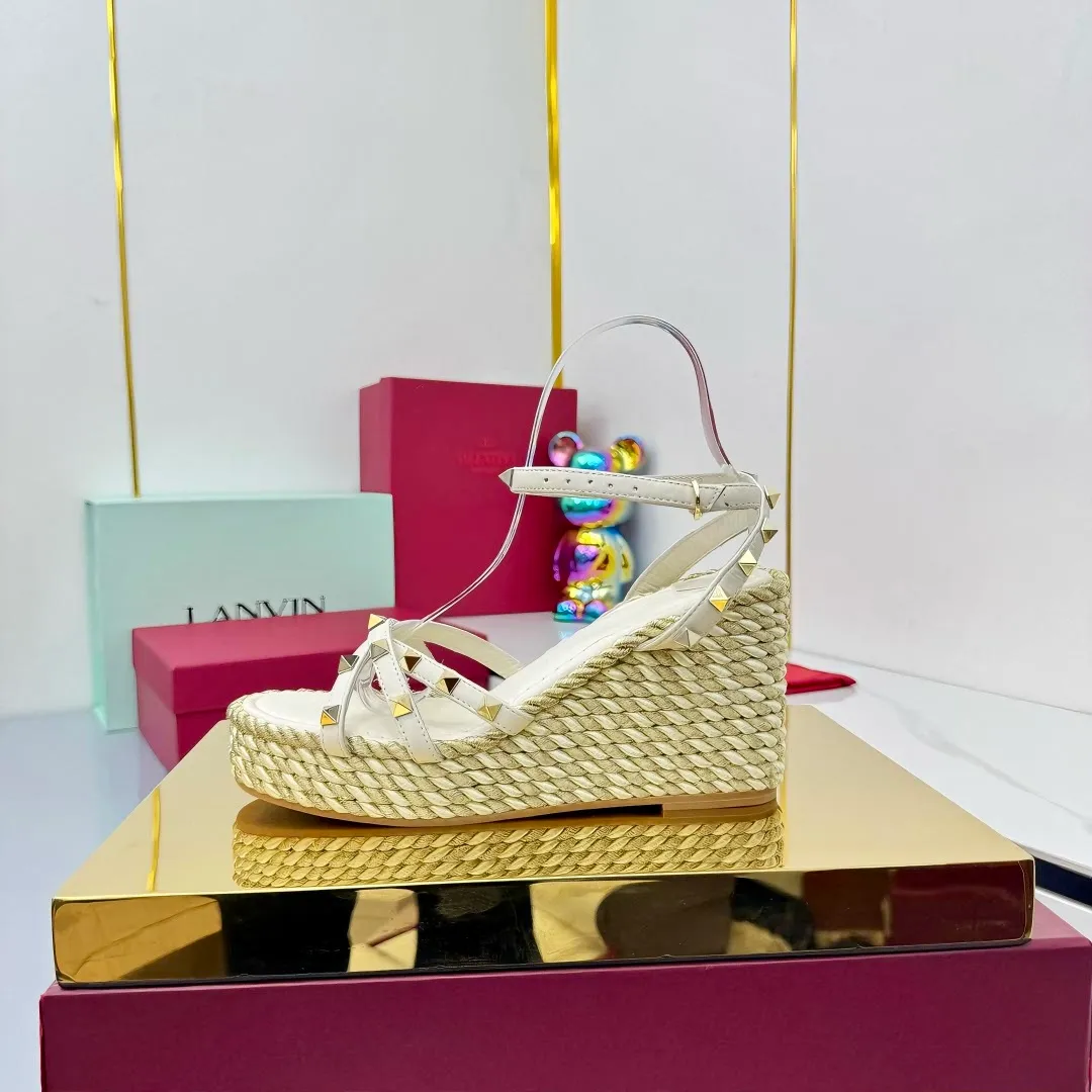 👟👟Ex-factory price 580👟👟 Valentino's new high-version riveted hemp rope woven wedge sandals. Simple and super versatile. Perfect and luxurious on the feet, they can be matched with any spring and summer clothes. The feet feel even more comfortable! The material is a perfect replica of the original version. The original buckle is disassembled and molded. Cowhide surface. Cowhide lining. Electroplated rivet buckle. Original non-slip rubber outsole. Three colors available! The gold heel is about 10cm high. The forefoot platform is about 4cm. It comes with original packaging from the counter! SIZE: 35--40 (41 can be customized)